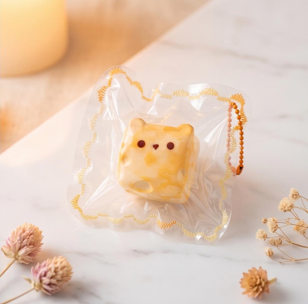 Figomo™ Squishy Oso de Queso Artesanal | Llavero Antiestrés Kawaii